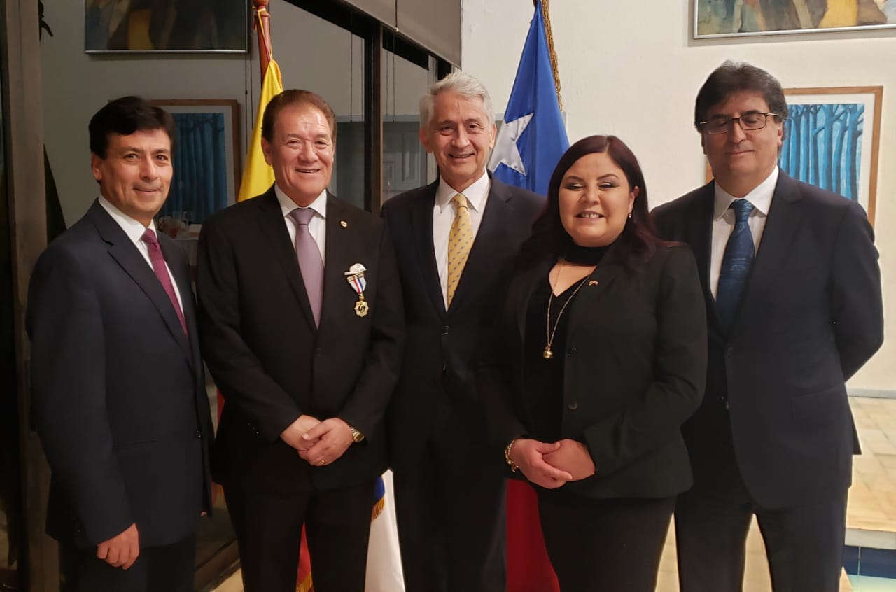 De izquierda a derecha: Fernando L. Benalcazar, Presidente CCECH; Roberto Cid, Vicepresidente CCECH; Rodrigo Pérez, Embajador de Chile; Carmen Gloria Cerda, Directora Secretaria CCECH; Munir Abedrabbo, Director CCECH