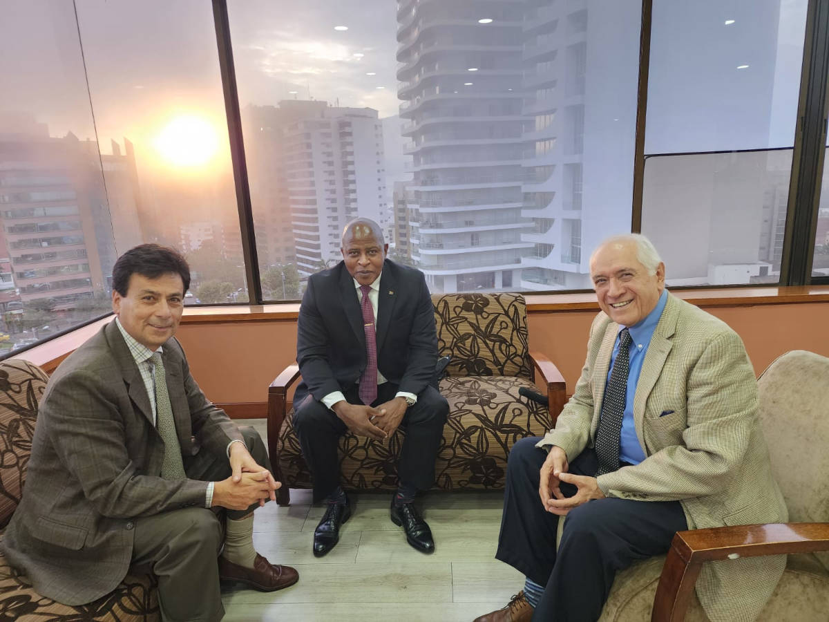 Reunión productiva con el Embajador de Sudáfrica en Chile