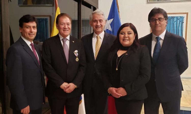 De izquierda a derecha: Fernando L. Benalcazar, Presidente CCECH; Roberto Cid, Vicepresidente CCECH; Rodrigo Pérez, Embajador de Chile; Carmen Gloria Cerda, Directora Secretaria CCECH; Munir Abedrabbo, Director CCECH