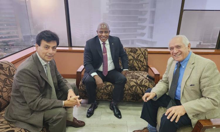 Reunión productiva con el Embajador de Sudáfrica en Chile