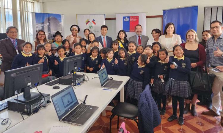 Donación de computadoras Unidad  Educativa Gabriela Mistral